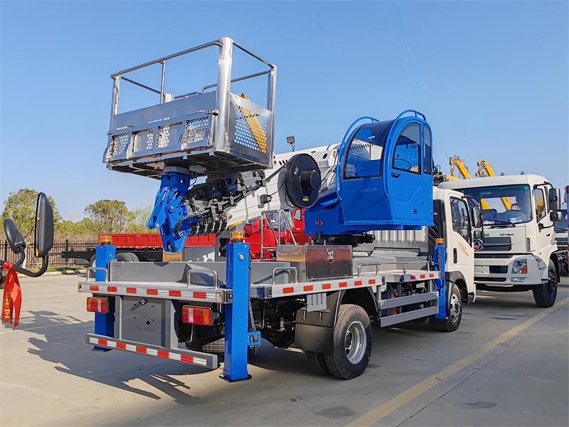 Howo 4x2 18m aerial platform truck