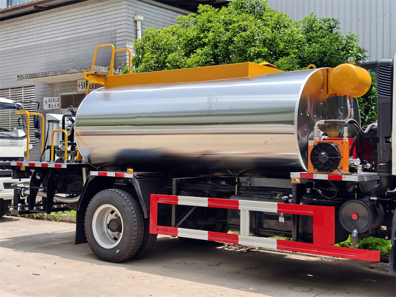  Howo light-duty asphalt distributor truck