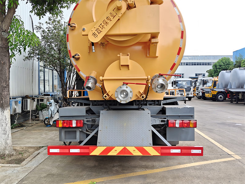 SINOTRUK 8x4 20m3 sewer suction truck 