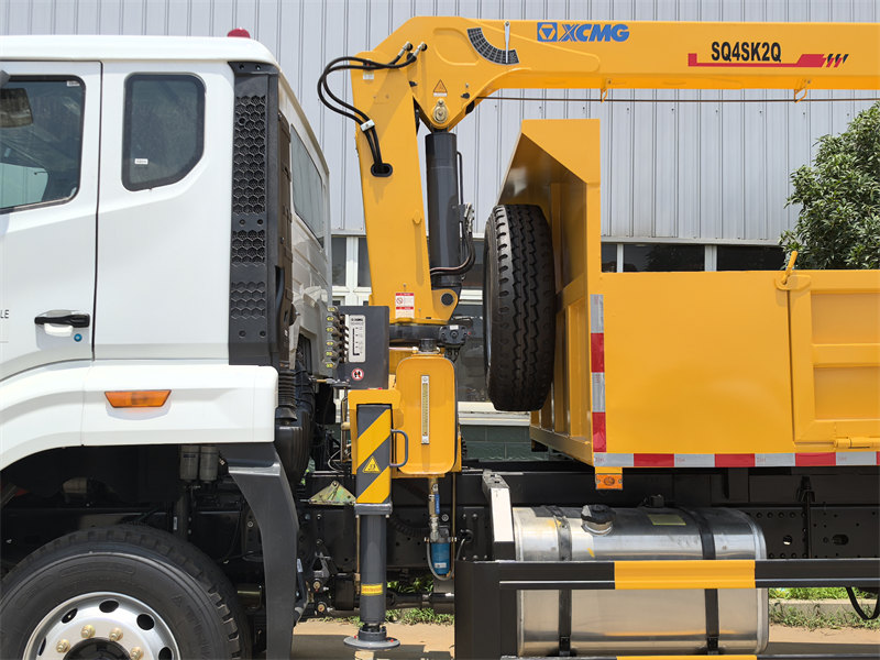 SINOTRUK HOWO dump truck with crane