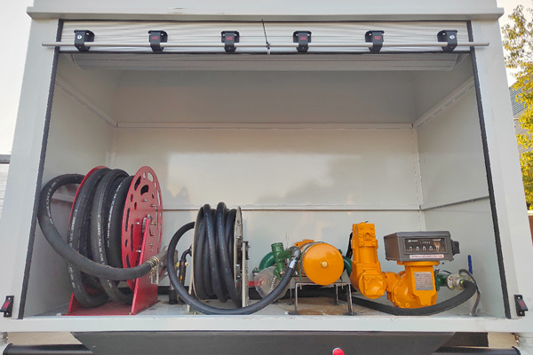 Refueling hose reel and indicator