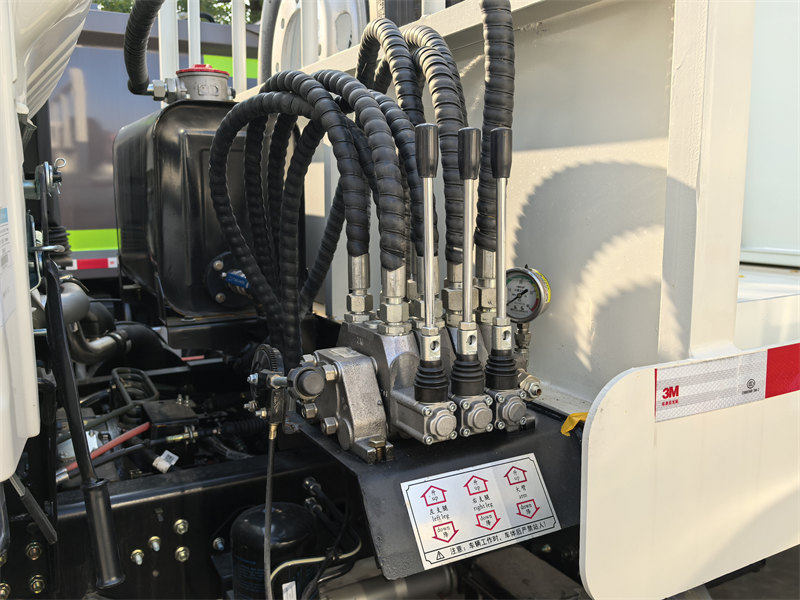 HOWO 8 cubic meters skip loader