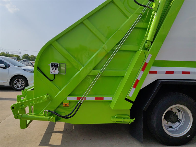 HOWO 6cbm rear loader truck