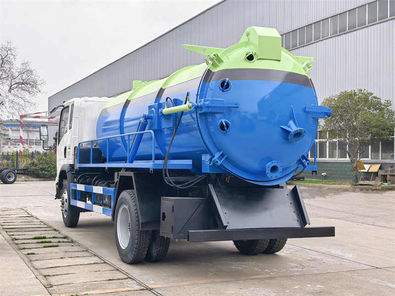 HOWO 6 wheeler vacuum tank truck