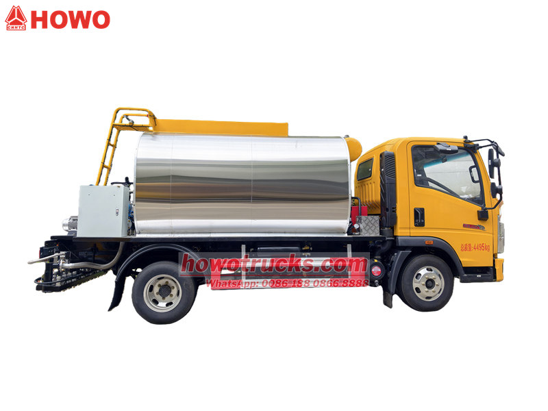 &nbsp;HOWO light asphalt spreader truck