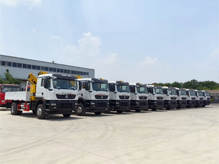 30 units HOWO 8T knuckle crane trucks were successfully exported to Côte d'Ivoire