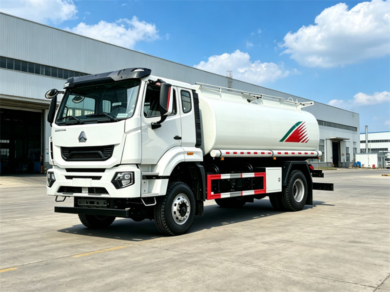 HOWO heavy 12000L fuel tank truck